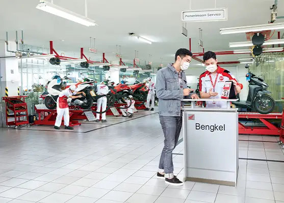 Meja penerimaan servis bengkel AHASS Honda Borobudur, pelanggan sedang dilayani petugas