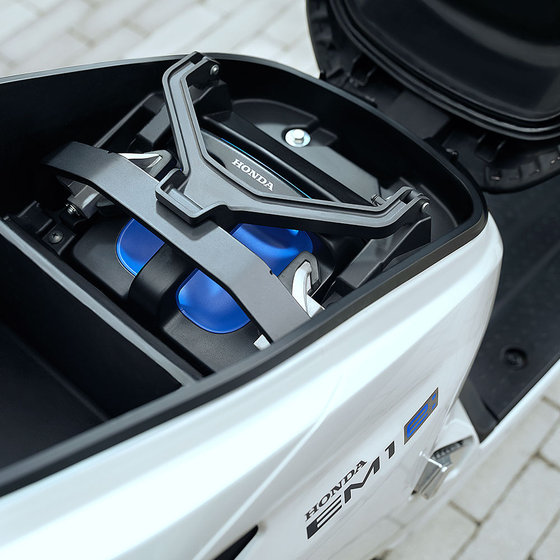 Battery Safety-Lock pada EM1 e: