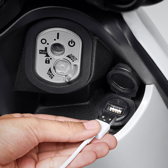 USB Power Charger pada EM1 e: