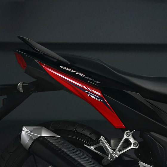 Layered Body Cover with Aggressive Striping pada Supra GTR 150