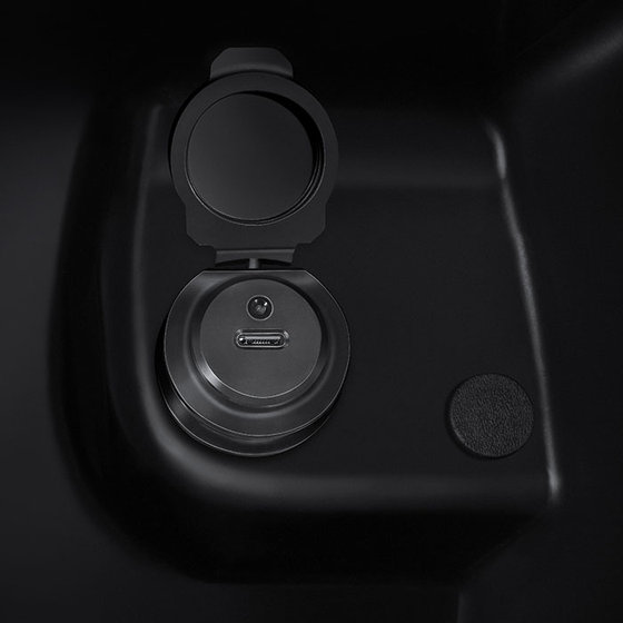 USB Type-C Charger in Console Box pada Scoopy