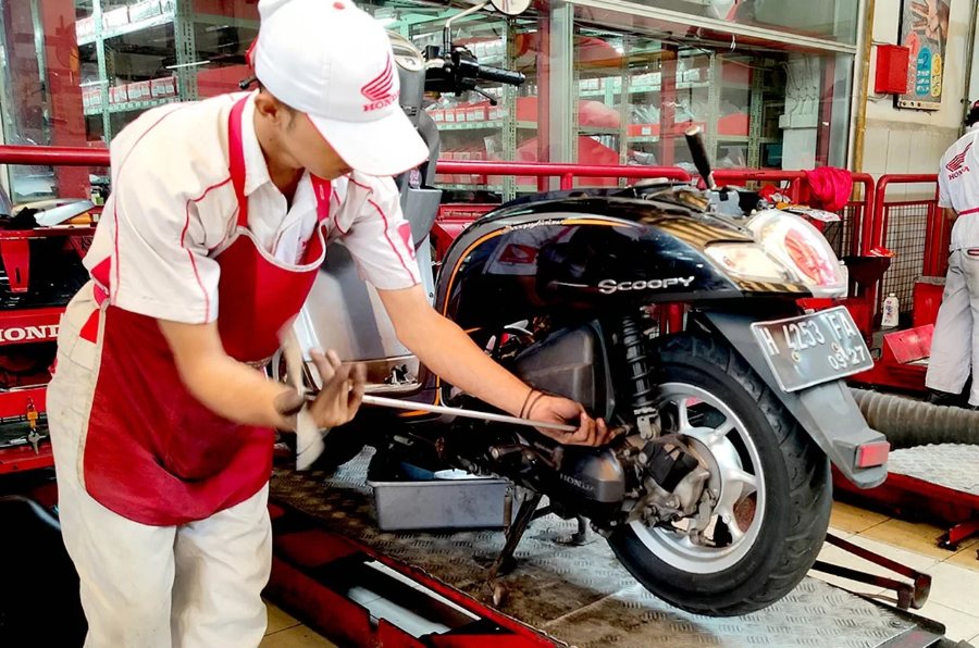 Mekanik AHASS Honda Borobudur mengerjakan servis berkala sebuah Honda Scoopy